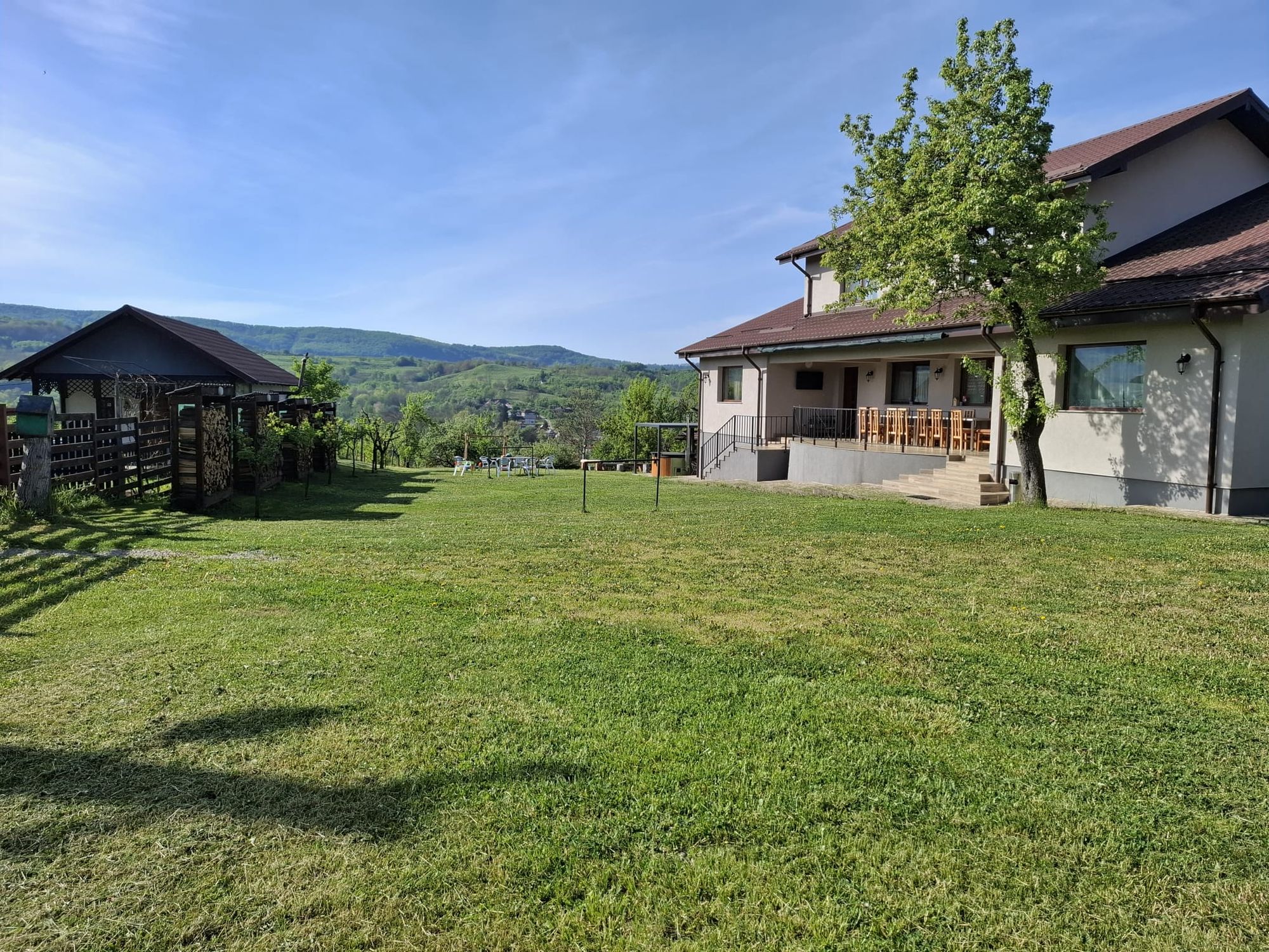 Casa și curtea, vara