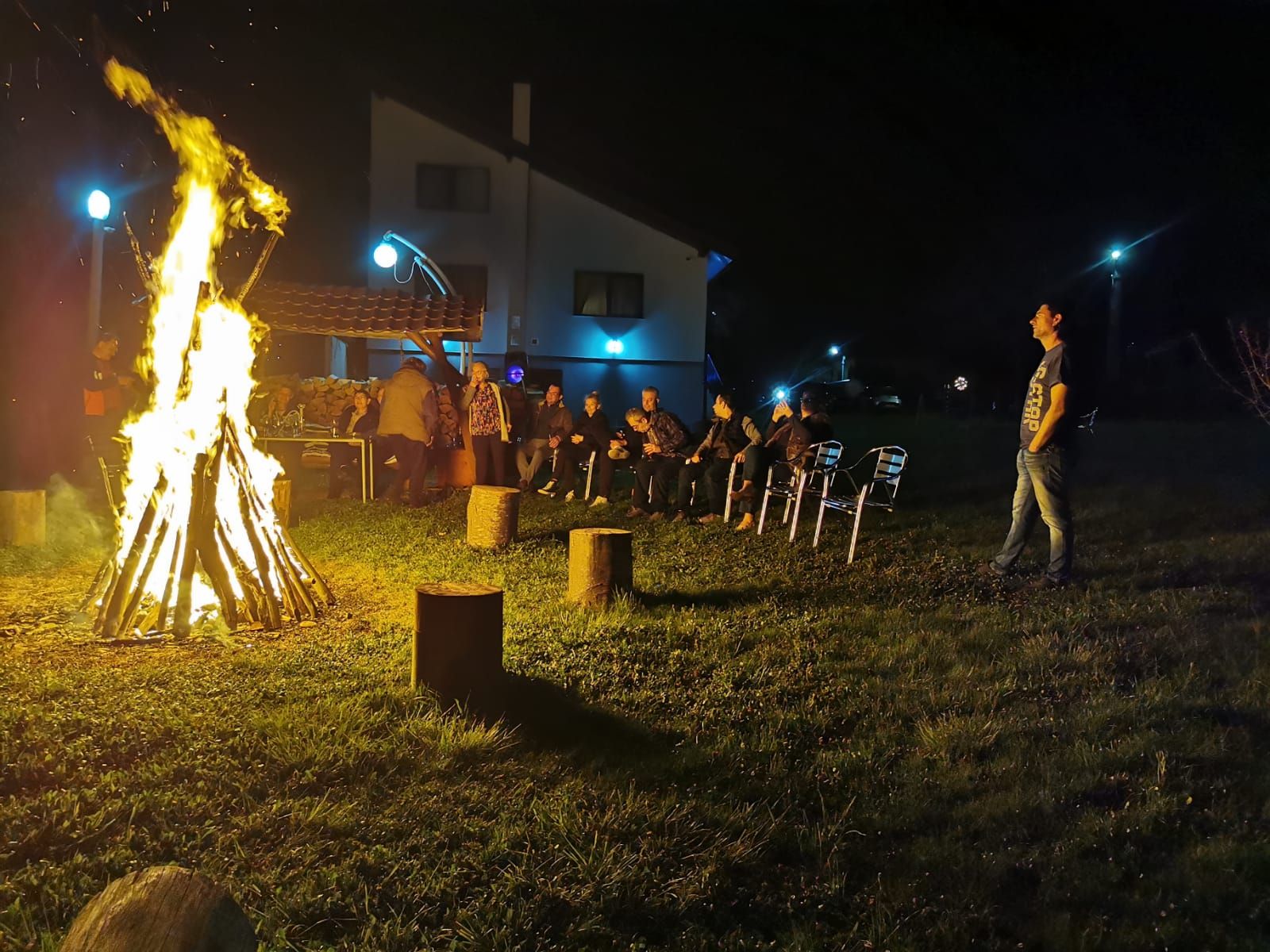 Foc de tabără în curte